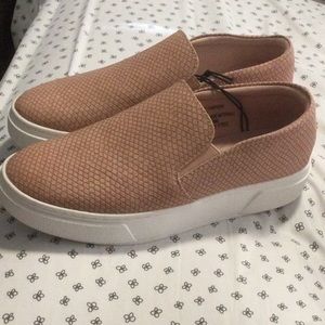 BRAND NEW Arizona Jean Company slip on shoes size 8.5